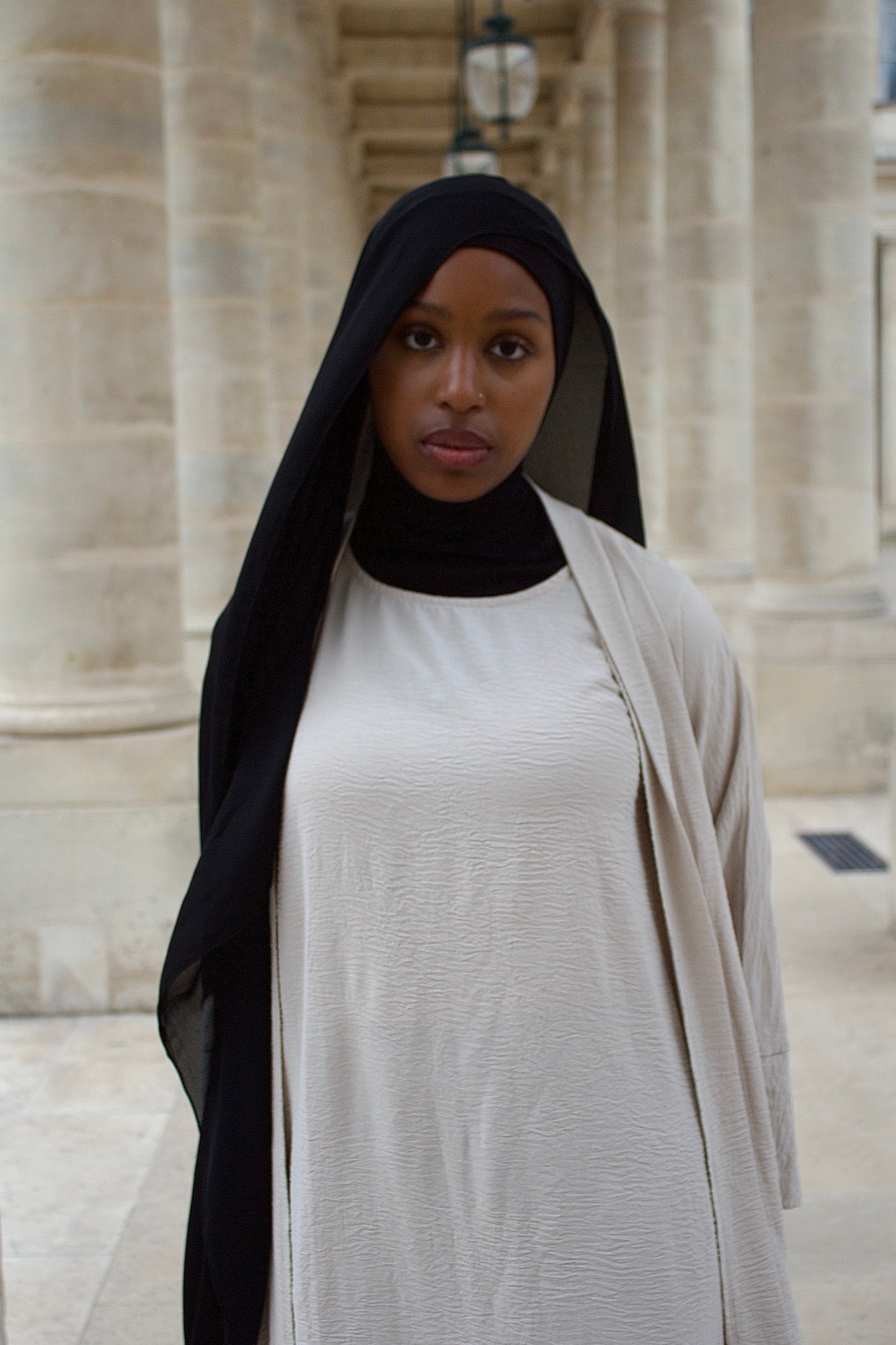 Hijab noir FACILITY avec cagoule intégrée, voile fluide en crêpe de soie, fabrication marocaine