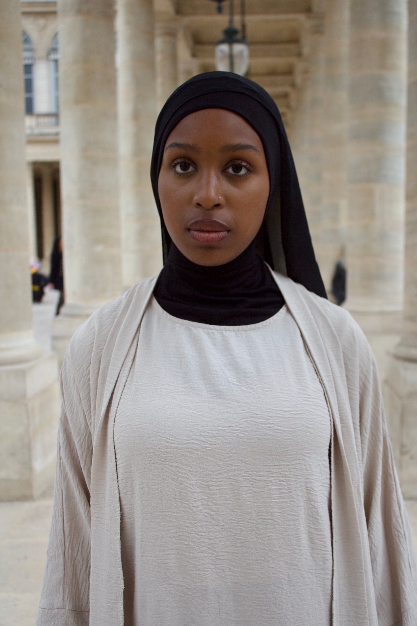 Hijab noir FACILITY avec cagoule intégrée, voile fluide en crêpe de soie, fabrication marocaine