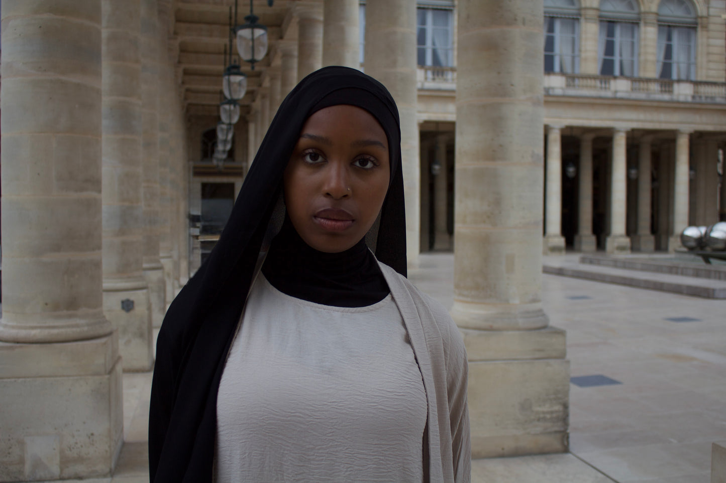Hijab noir FACILITY avec cagoule intégrée, voile fluide en crêpe de soie, fabrication marocaine