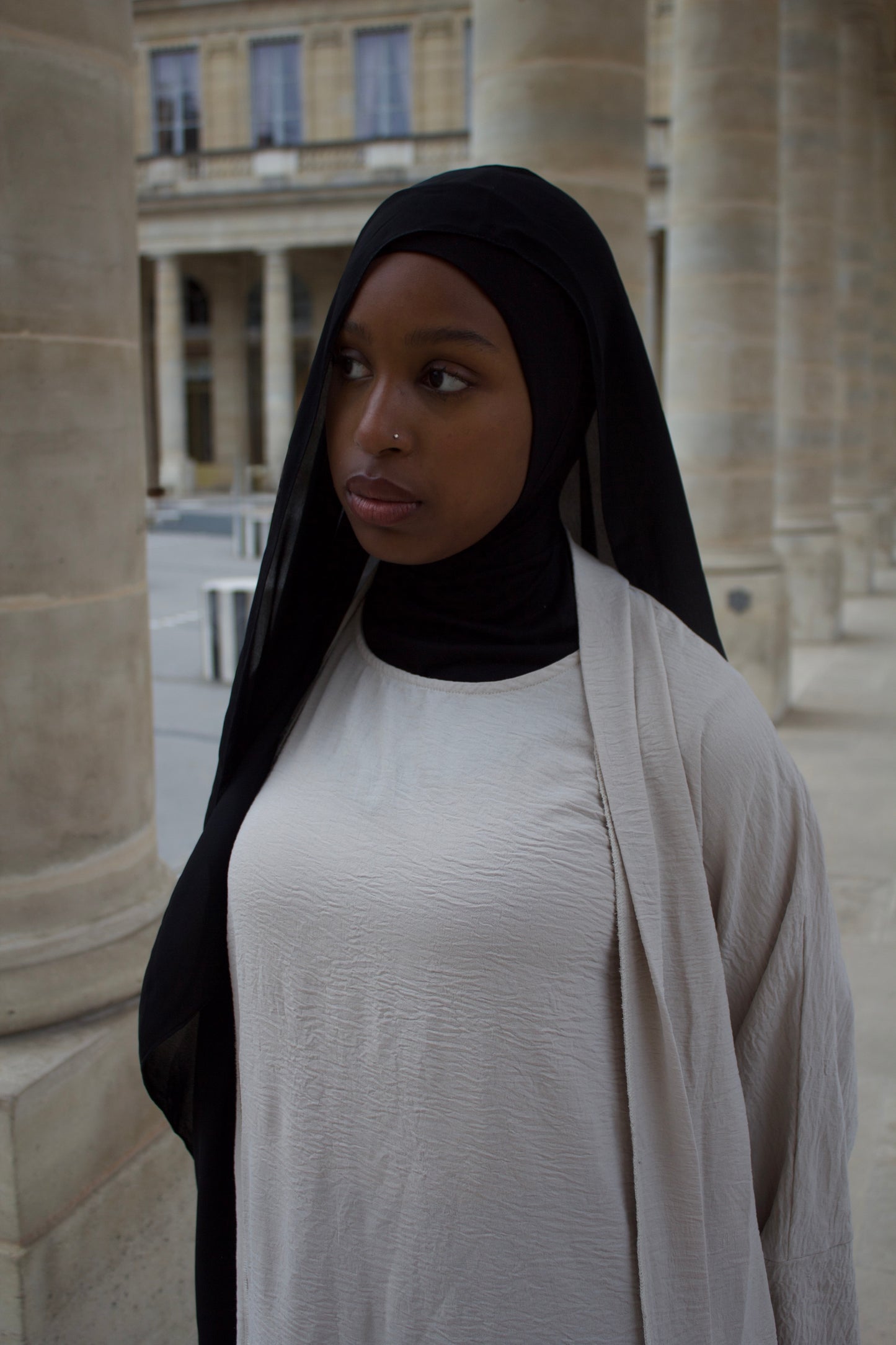 Hijab noir FACILITY avec cagoule intégrée, voile fluide en crêpe de soie, fabrication marocaine
