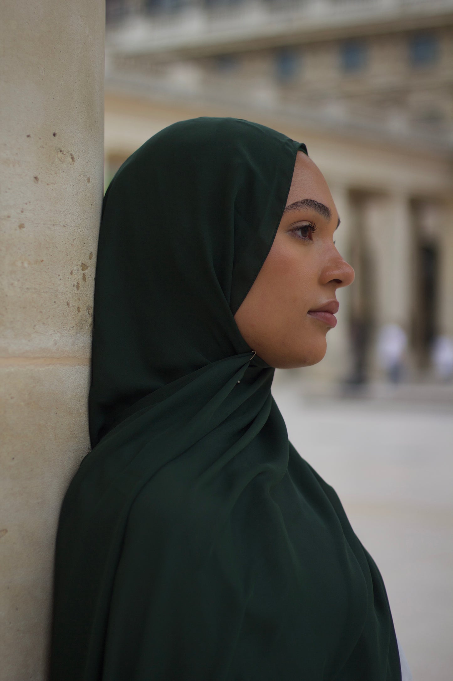 Hijab vert sapin FACILITY avec cagoule intégrée, voile fluide en crêpe de soie, fabrication marocaine