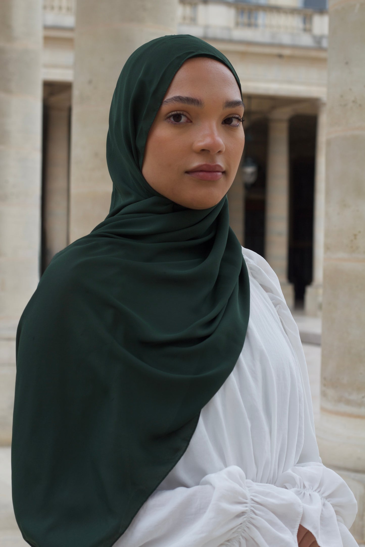 Hijab vert sapin FACILITY avec cagoule intégrée, voile fluide en crêpe de soie, fabrication marocaine