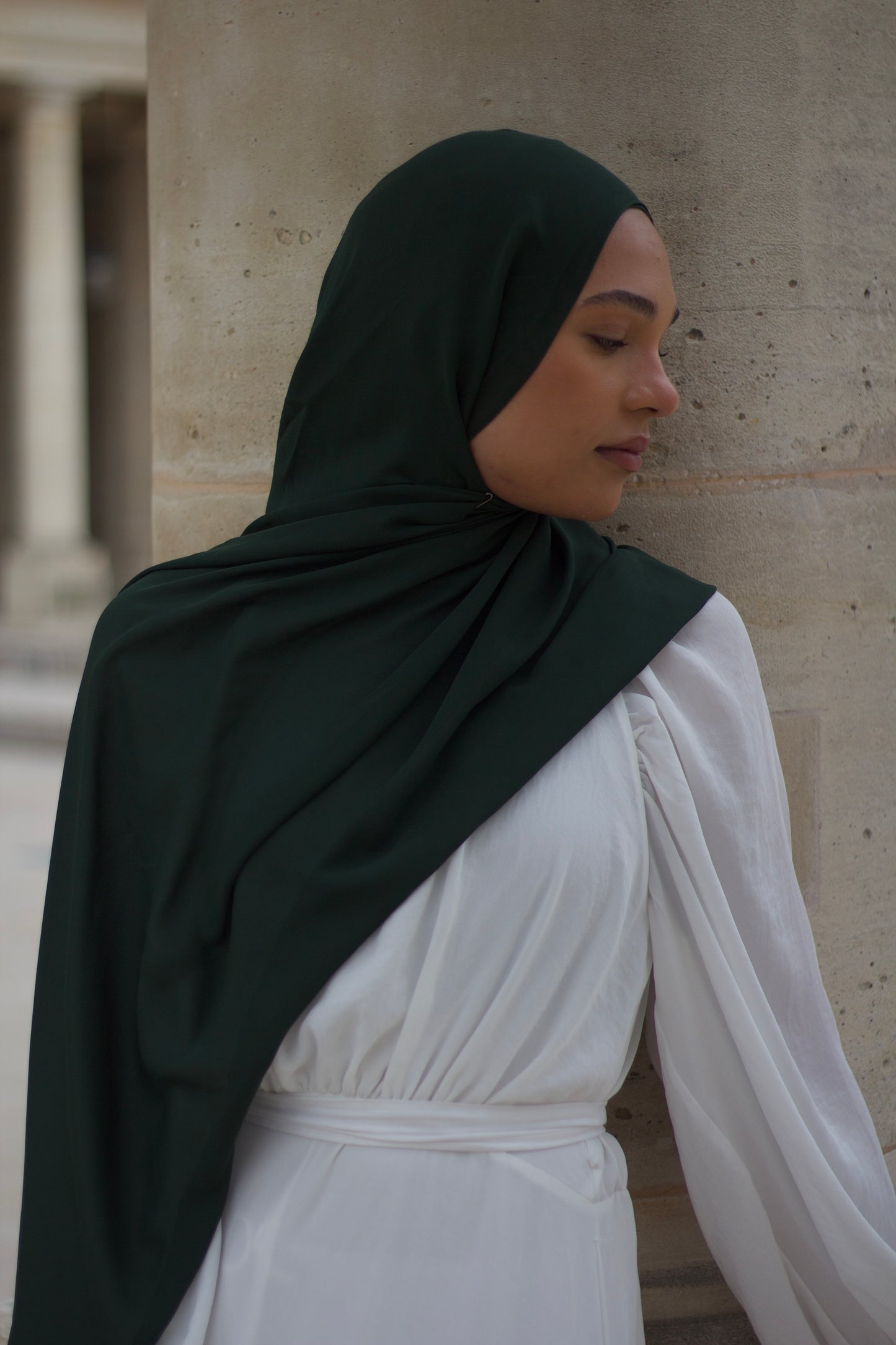 Hijab vert sapin FACILITY avec cagoule intégrée, voile fluide en crêpe de soie, fabrication marocaine