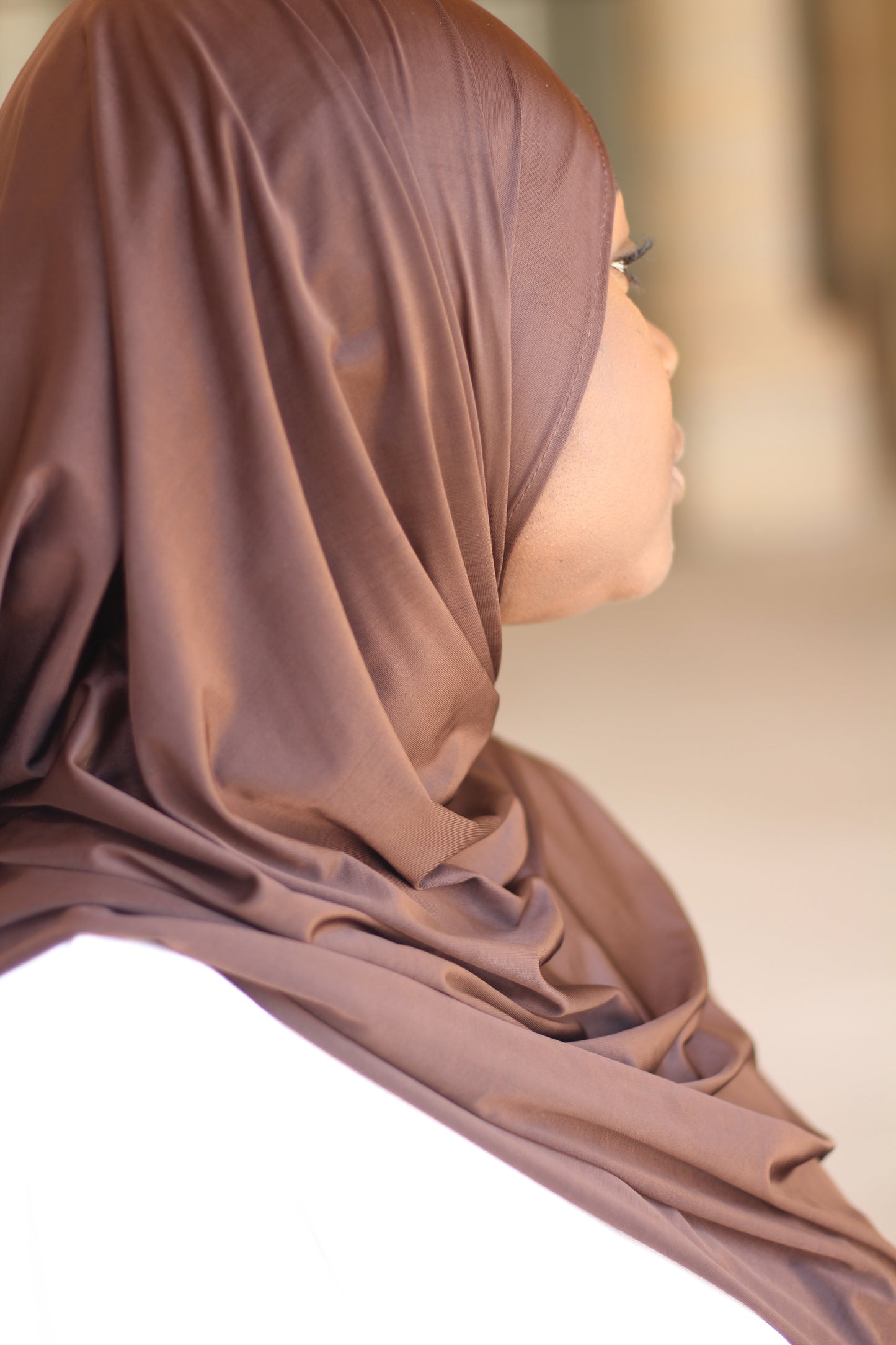 Hijab LUNAYA marron chocolat porté – Jersey liquide fluide et élégant