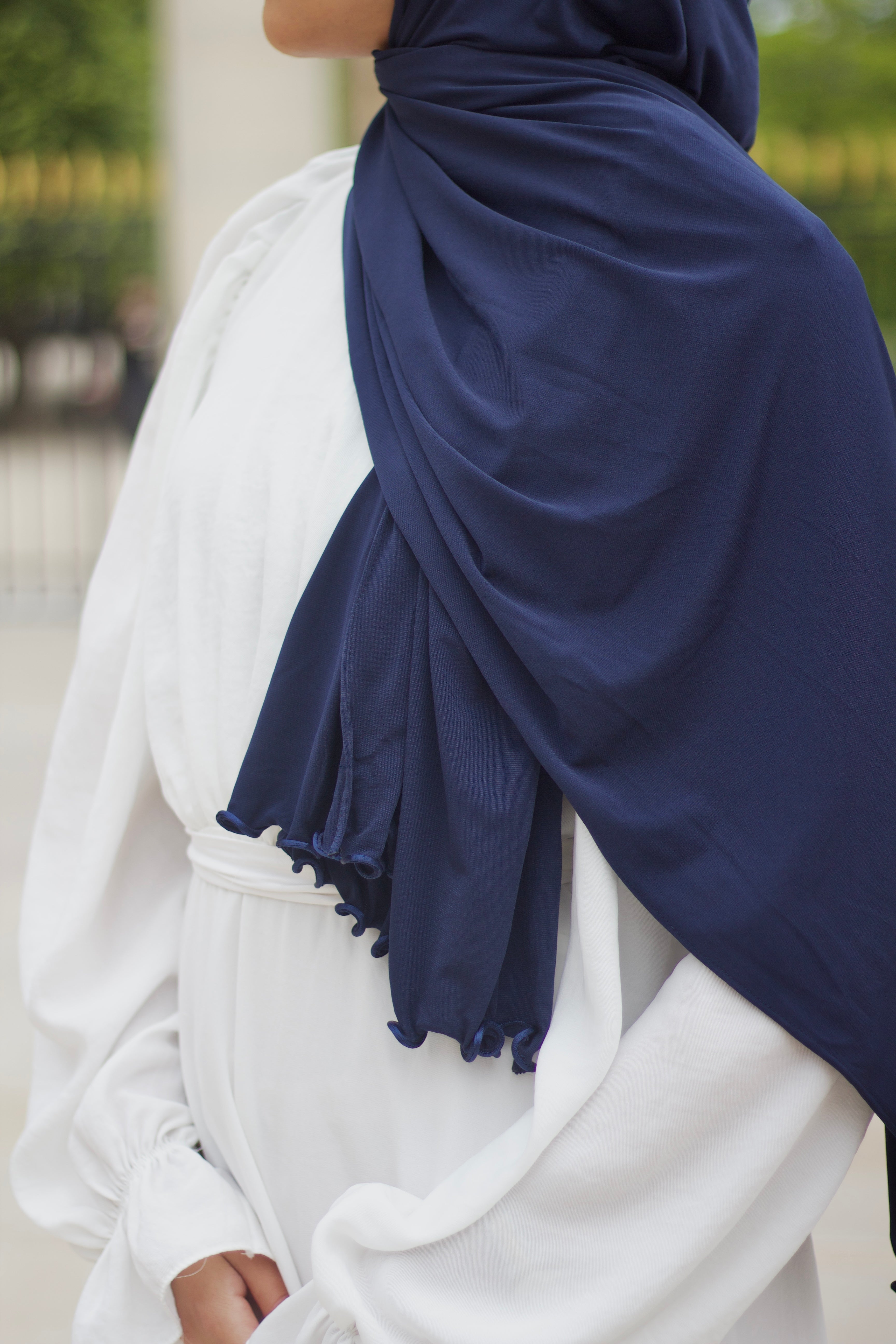 Chale Ondine avec bordures ondulees, tissu fluide en jersey luxe bleu marine, fabrique en Turquie