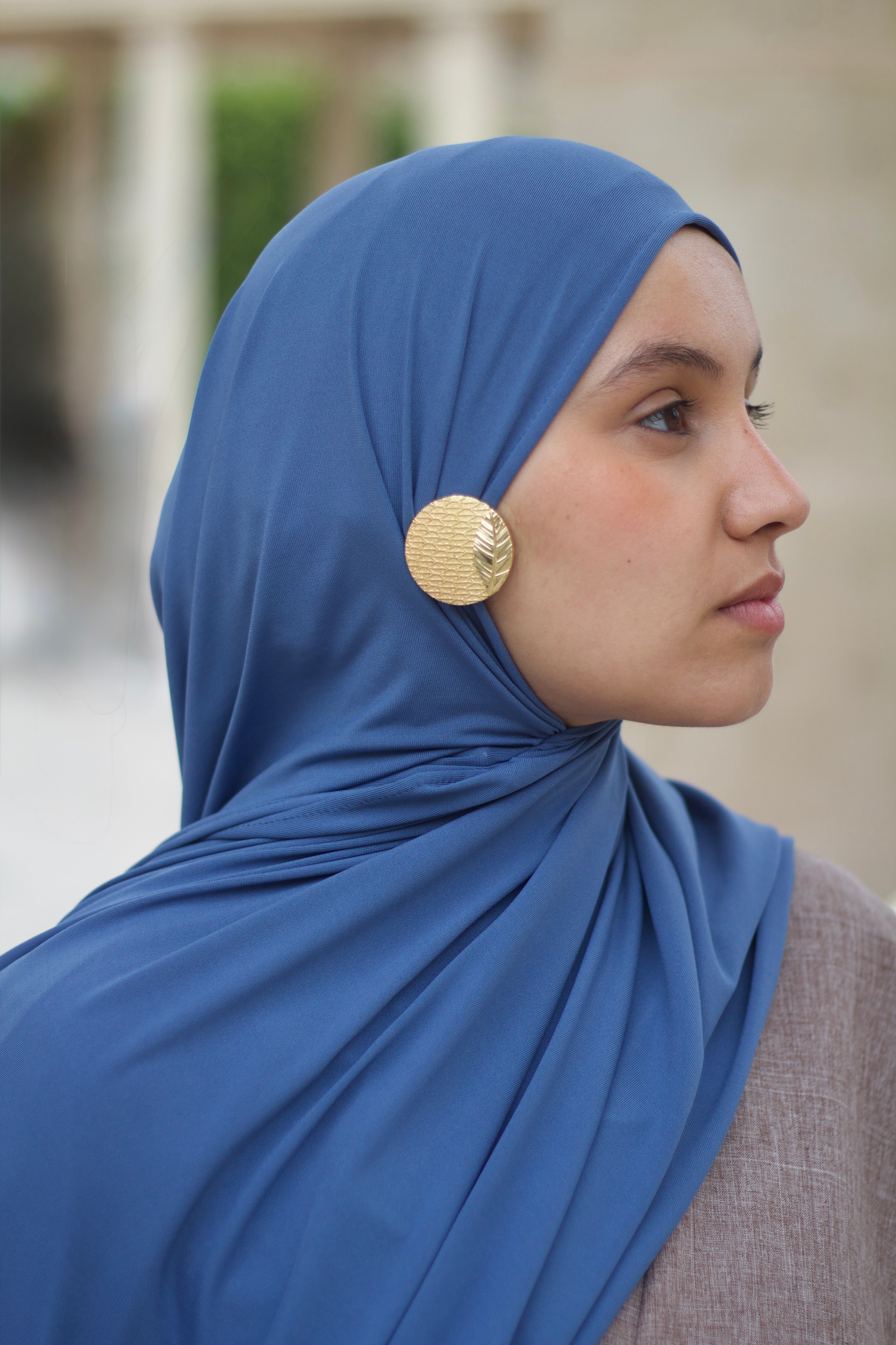 Châle Luxe Céleste en jersey premium opaque, porté style classique, couleur bleu denim, fabriqué en France