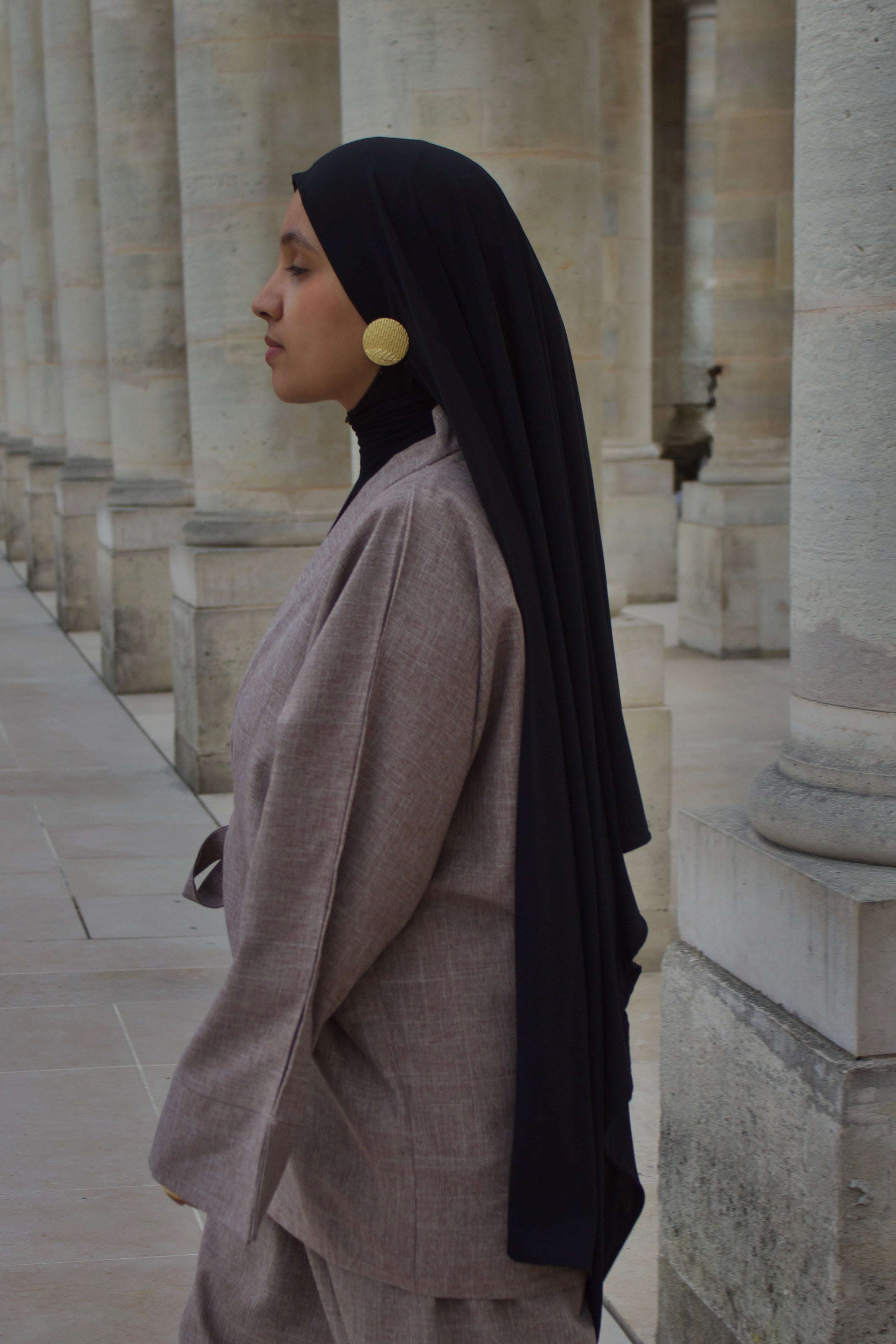 Châle Luxe Céleste en jersey premium opaque, porté style classique, couleur noir, fabriqué en France