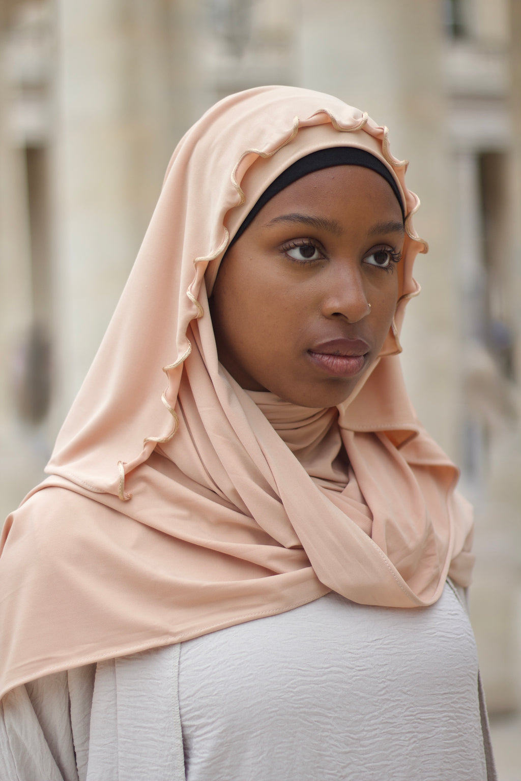 Chale Ondine avec bordures ondulees, tissu fluide en jersey luxe beige, fabrique en Turquie