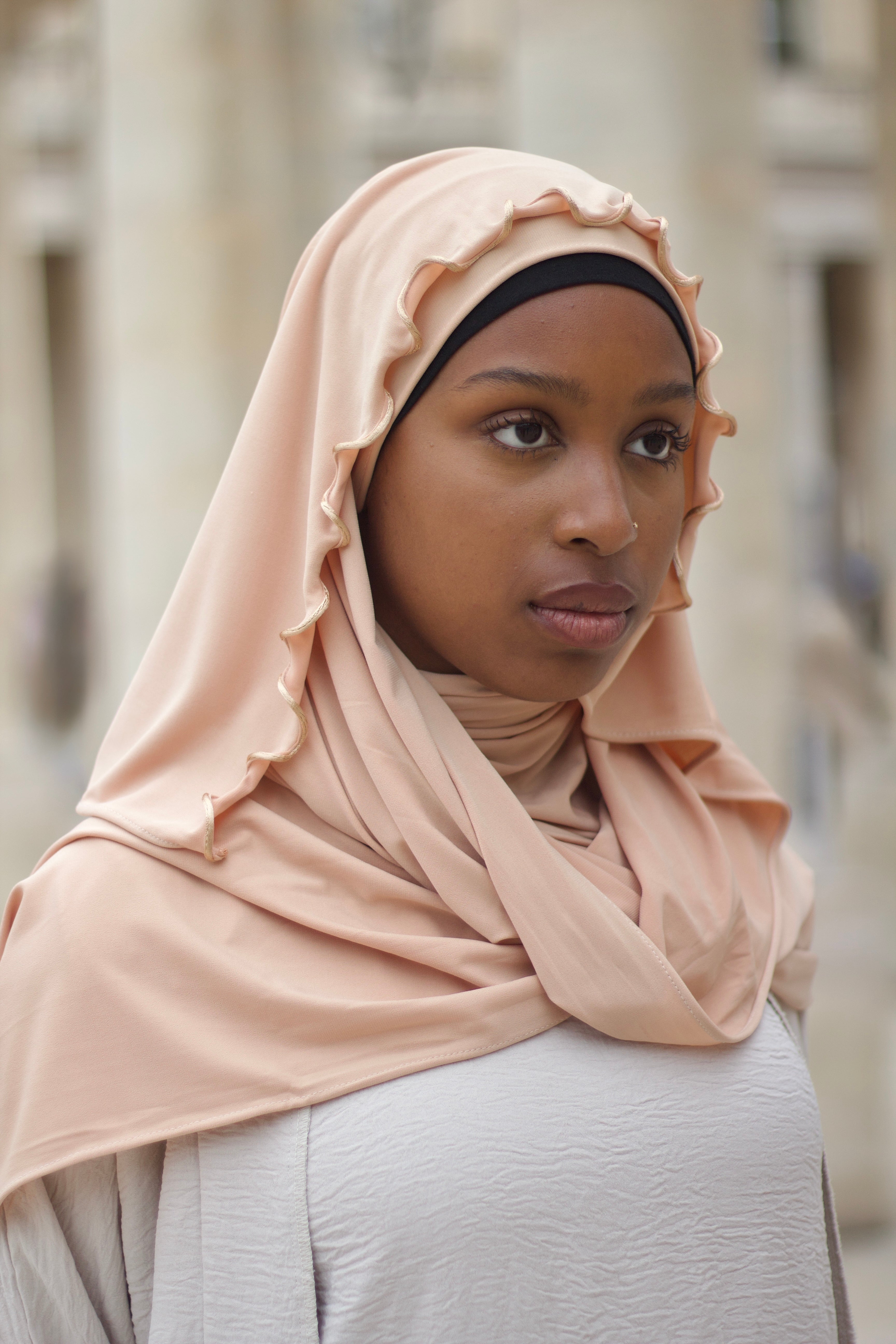 Chale Ondine avec bordures ondulees, tissu fluide en jersey luxe beige, fabrique en Turquie