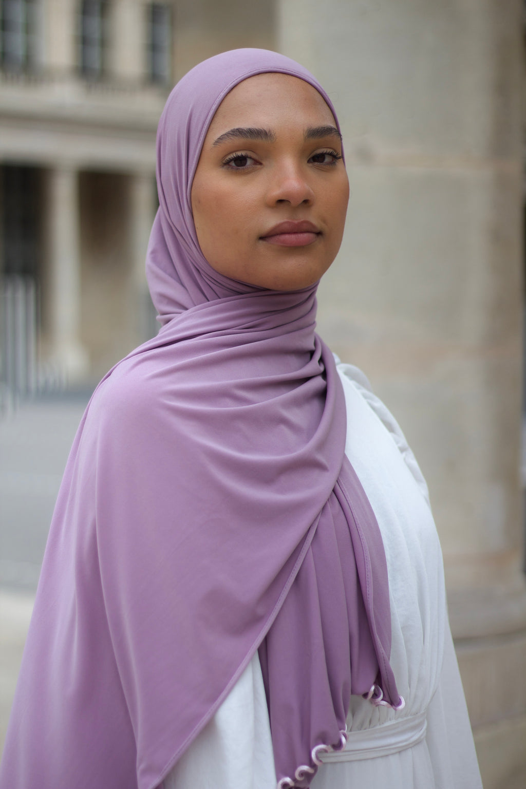 Chale Ondine avec bordures ondulees, tissu fluide en jersey luxe lilas, fabrique en Turquie