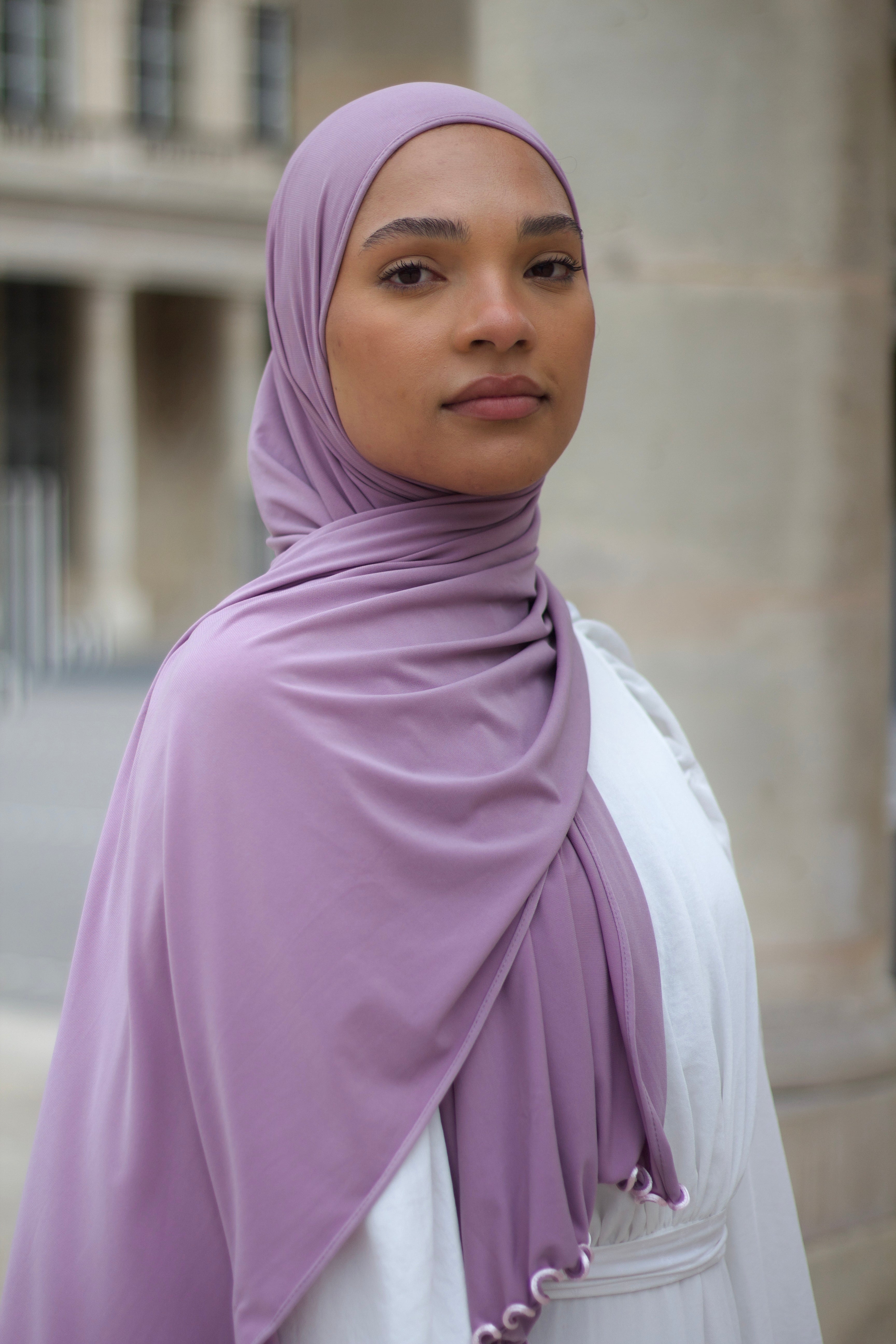 Chale Ondine avec bordures ondulees, tissu fluide en jersey luxe lilas, fabrique en Turquie