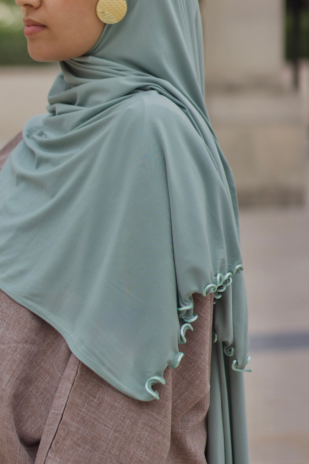 Chale Ondine avec bordures ondulees, tissu fluide en jersey luxe vert d'eau, fabrique en Turquie