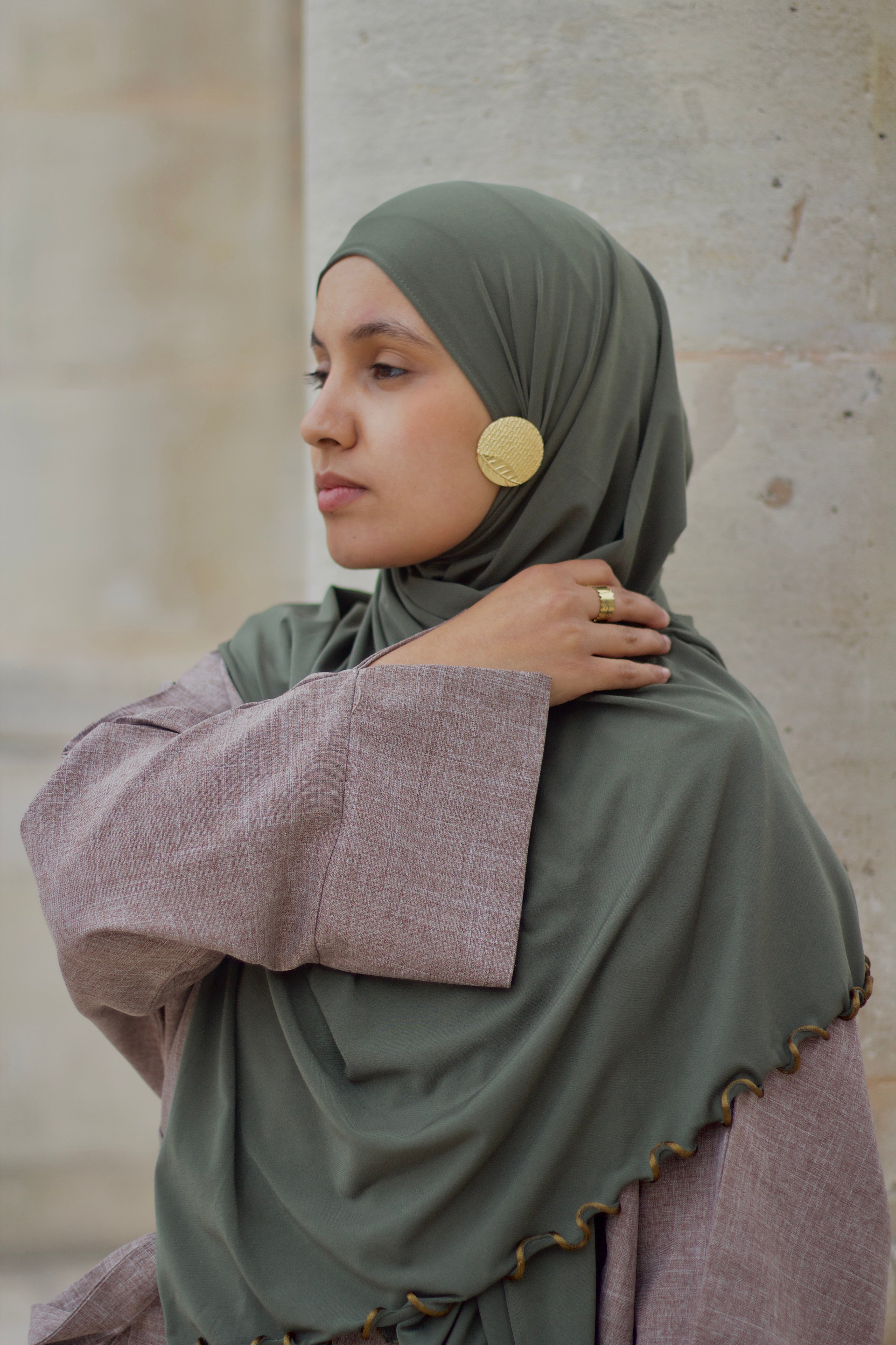 Chale Ondine avec bordures ondulees, tissu fluide en jersey luxe vert kaki fabrique en Turquie