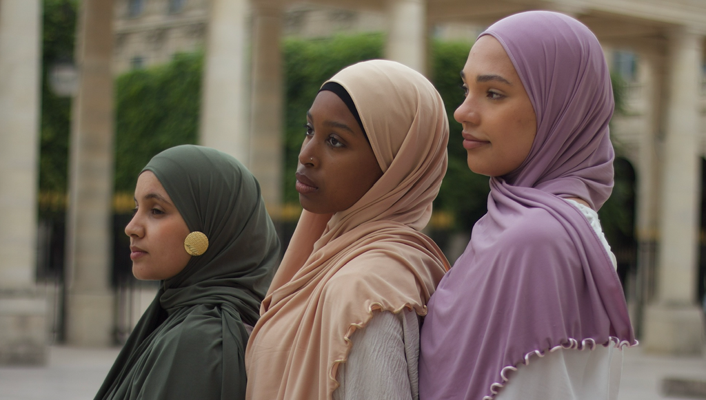 Chale Ondine avec bordures ondulees, tissu fluide en jersey luxe, fabrique en Turquie