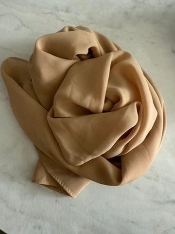 Hijab beige FACILITY avec cagoule intégrée, voile fluide en crêpe de soie, fabrication marocaine