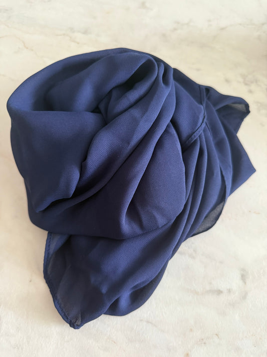 Hijab bleu FACILITY avec cagoule intégrée, voile fluide en crêpe de soie, fabrication marocaine