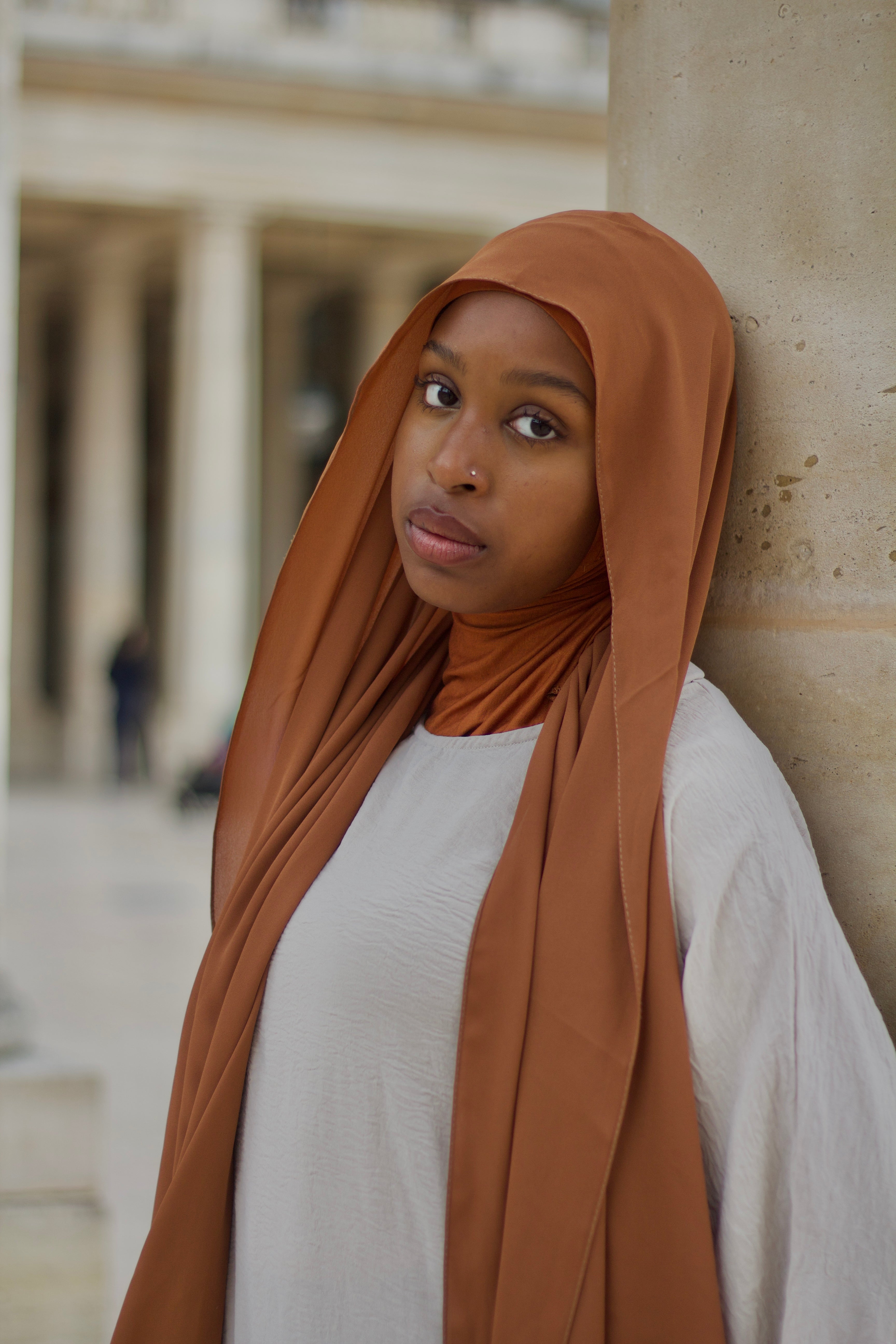 Hijab caramel FACILITY avec cagoule intégrée, voile fluide en crêpe de soie, fabrication marocaine