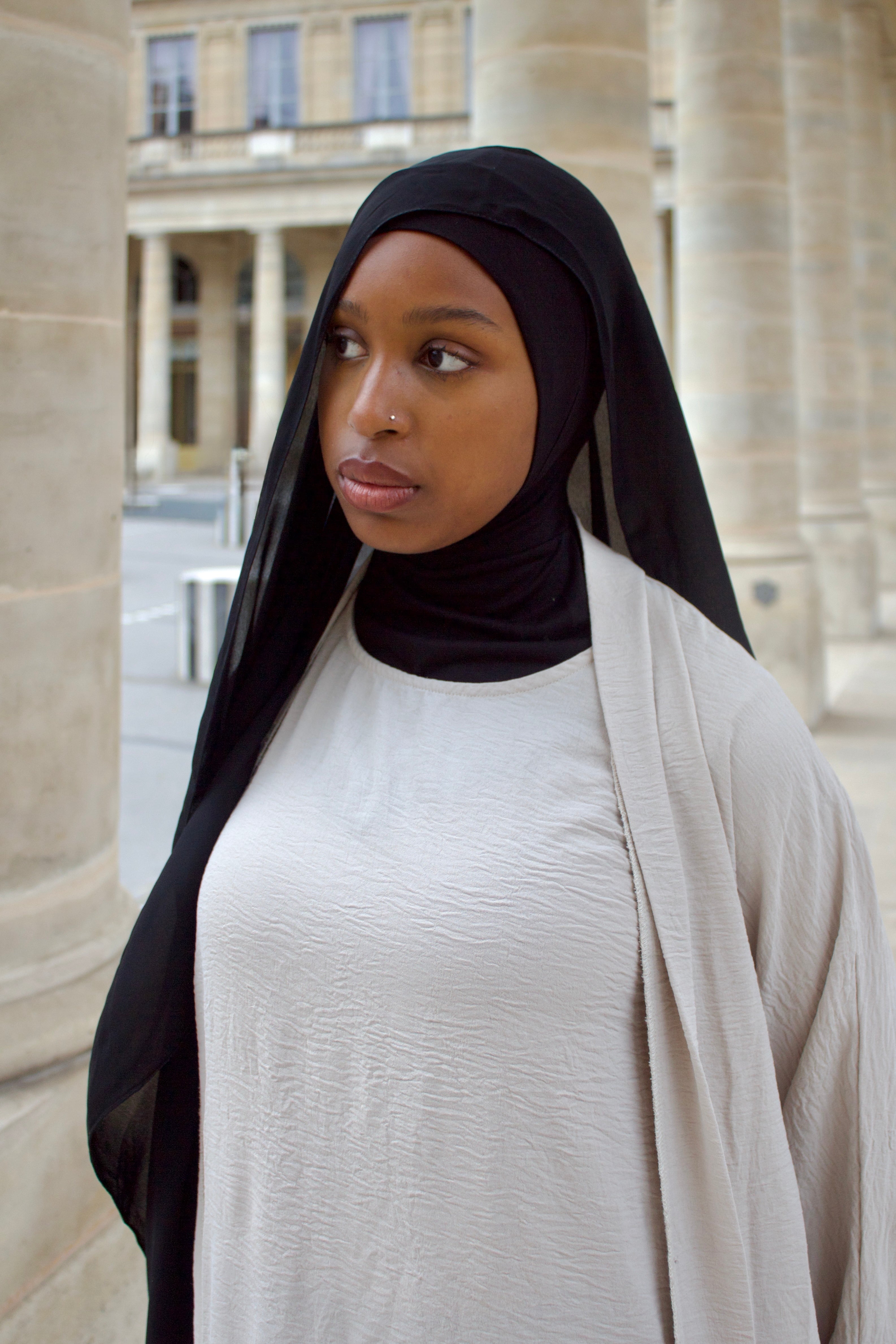 Hijab noir FACILITY avec cagoule intégrée, voile fluide en crêpe de soie, fabrication marocaine