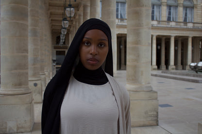 Hijab noir  FACILITY avec cagoule intégrée, voile fluide en crêpe de soie, fabrication marocaine