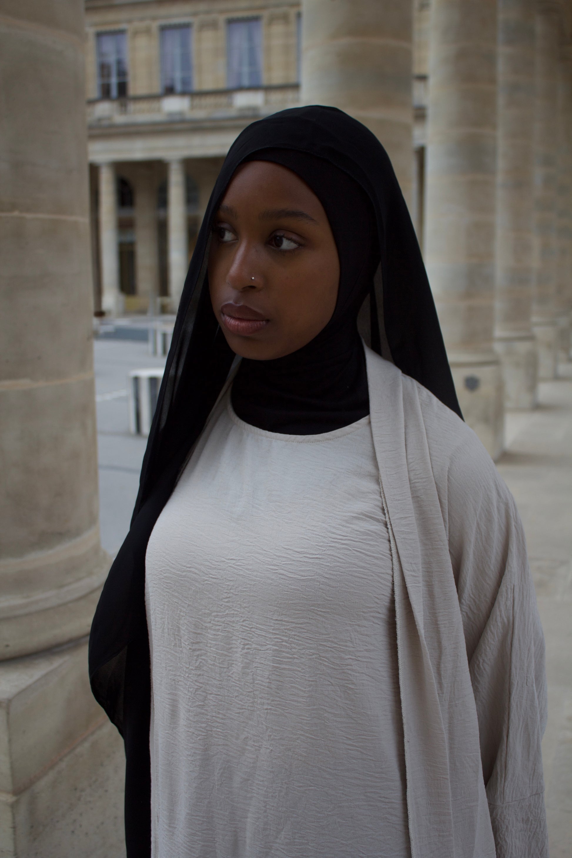 Hijab noir  FACILITY avec cagoule intégrée, voile fluide en crêpe de soie, fabrication marocaine
