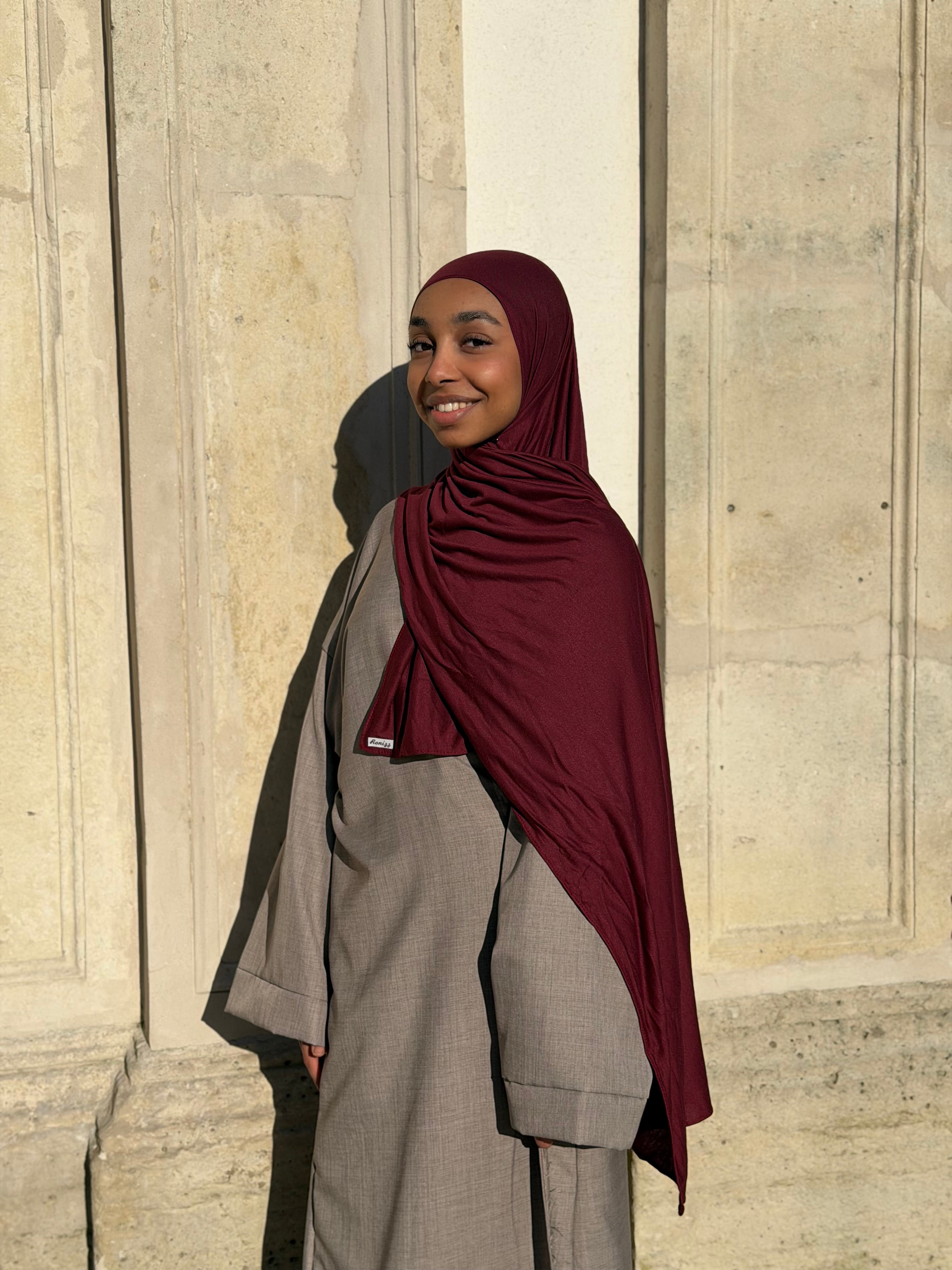 Hijab jersey coton naturel bordeaux pose Ronizz 