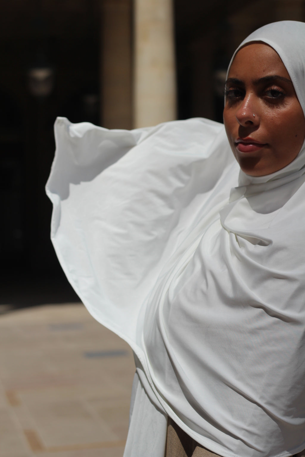 Hijab LUNAYA blanc porté – Jersey liquide fluide et élégant
