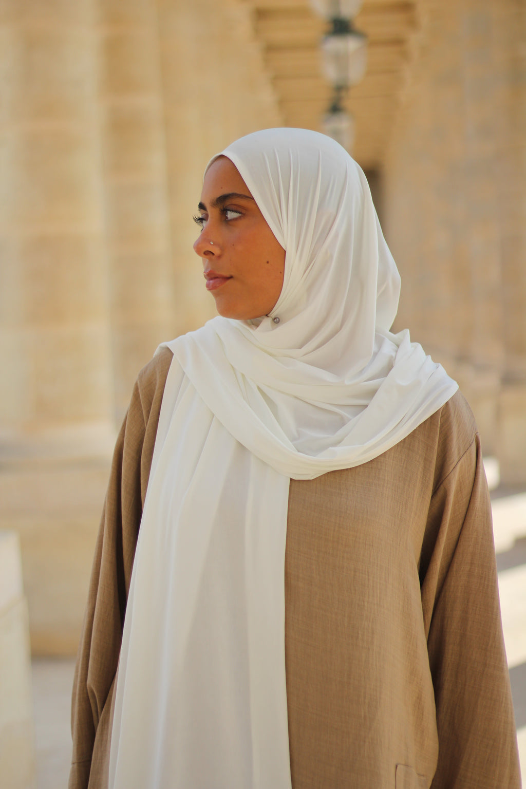 Hijab LUNAYA blanc porté – Jersey liquide fluide et élégant
