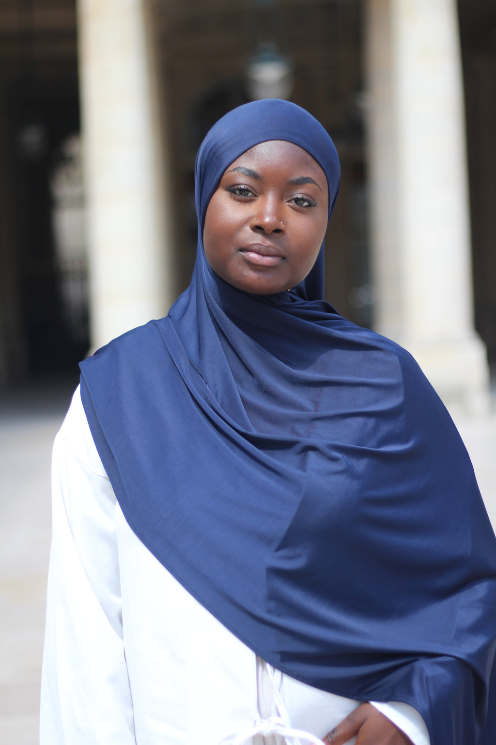 Hijab LUNAYA bleu porté – Jersey liquide fluide et élégant
