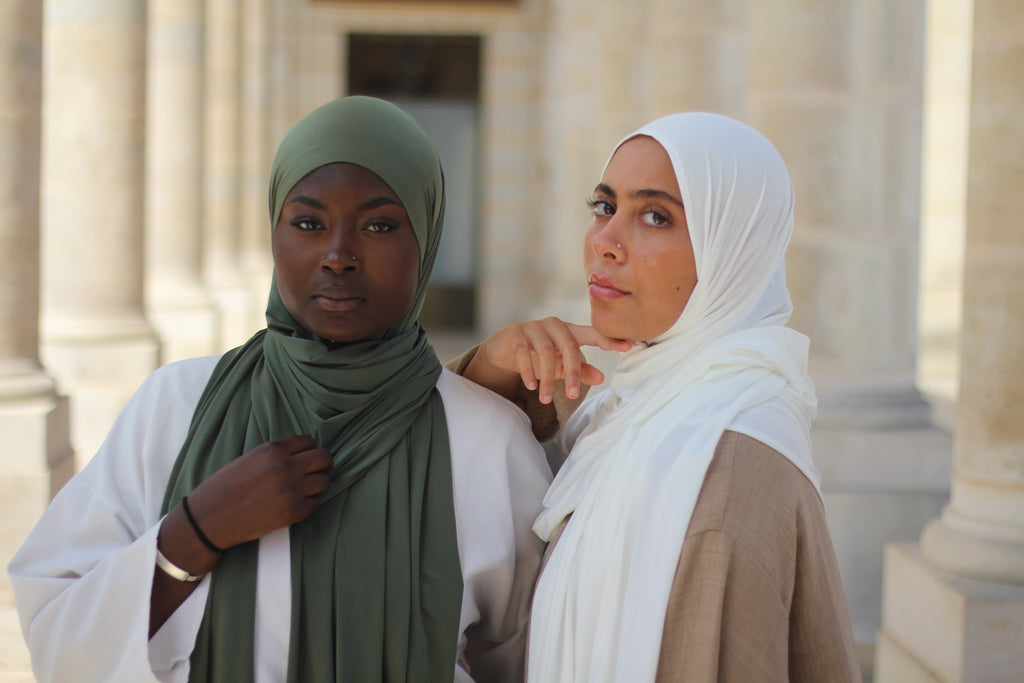 Hijab LUNAYA  porté – Jersey liquide fluide et élégant
