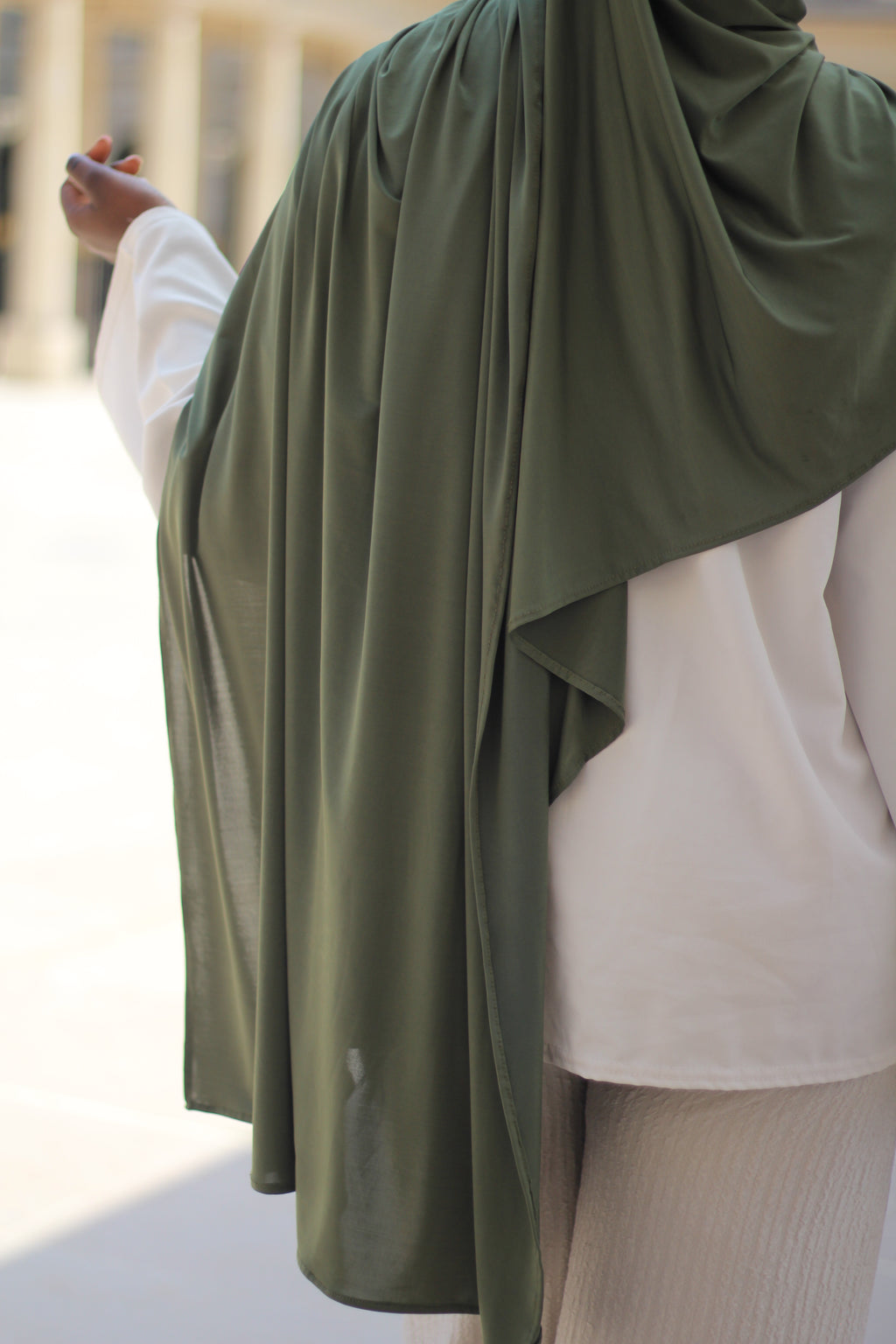 Hijab LUNAYA kaki porté – Jersey liquide fluide et élégant
