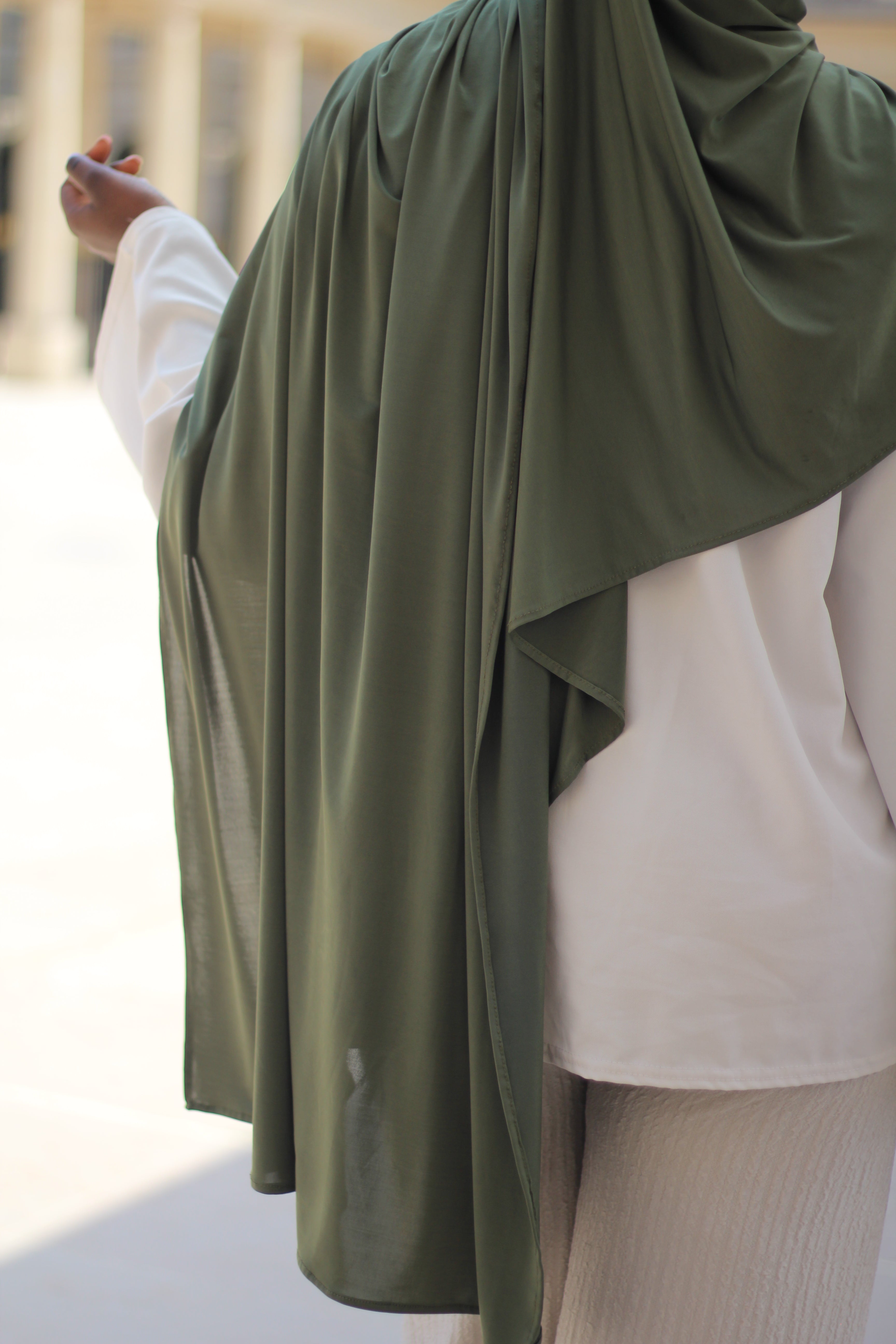 Hijab LUNAYA kaki porté – Jersey liquide fluide et élégant
