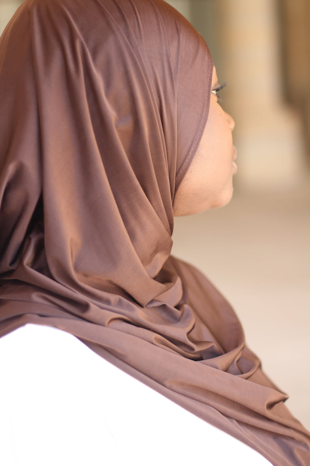 Hijab LUNAYA marron chocolat porté – Jersey liquide fluide et élégant
