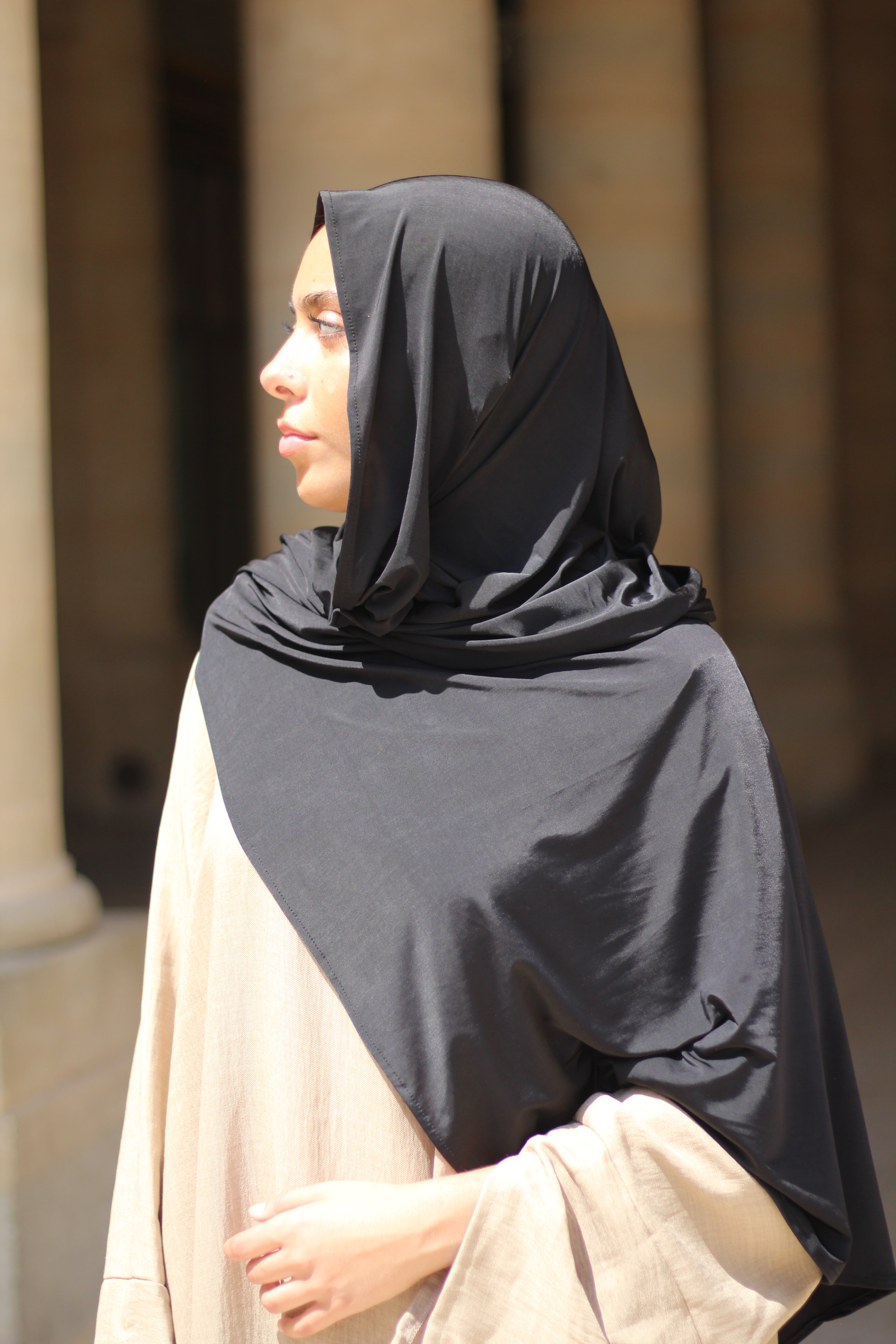 Hijab LUNAYA noir porté – Jersey liquide fluide et élégant
