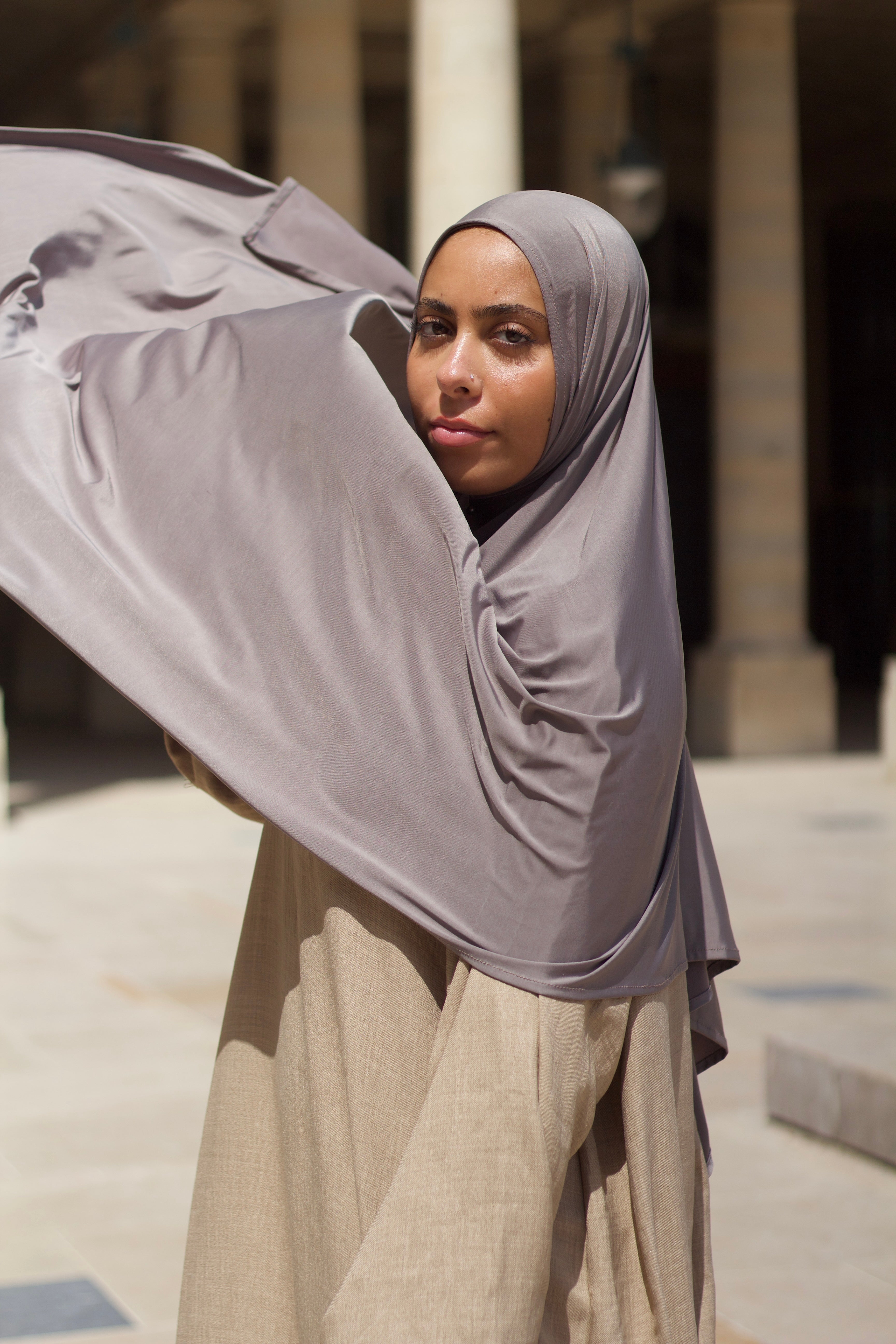 Hijab LUNAYA taupe porté – Jersey liquide fluide et élégant
