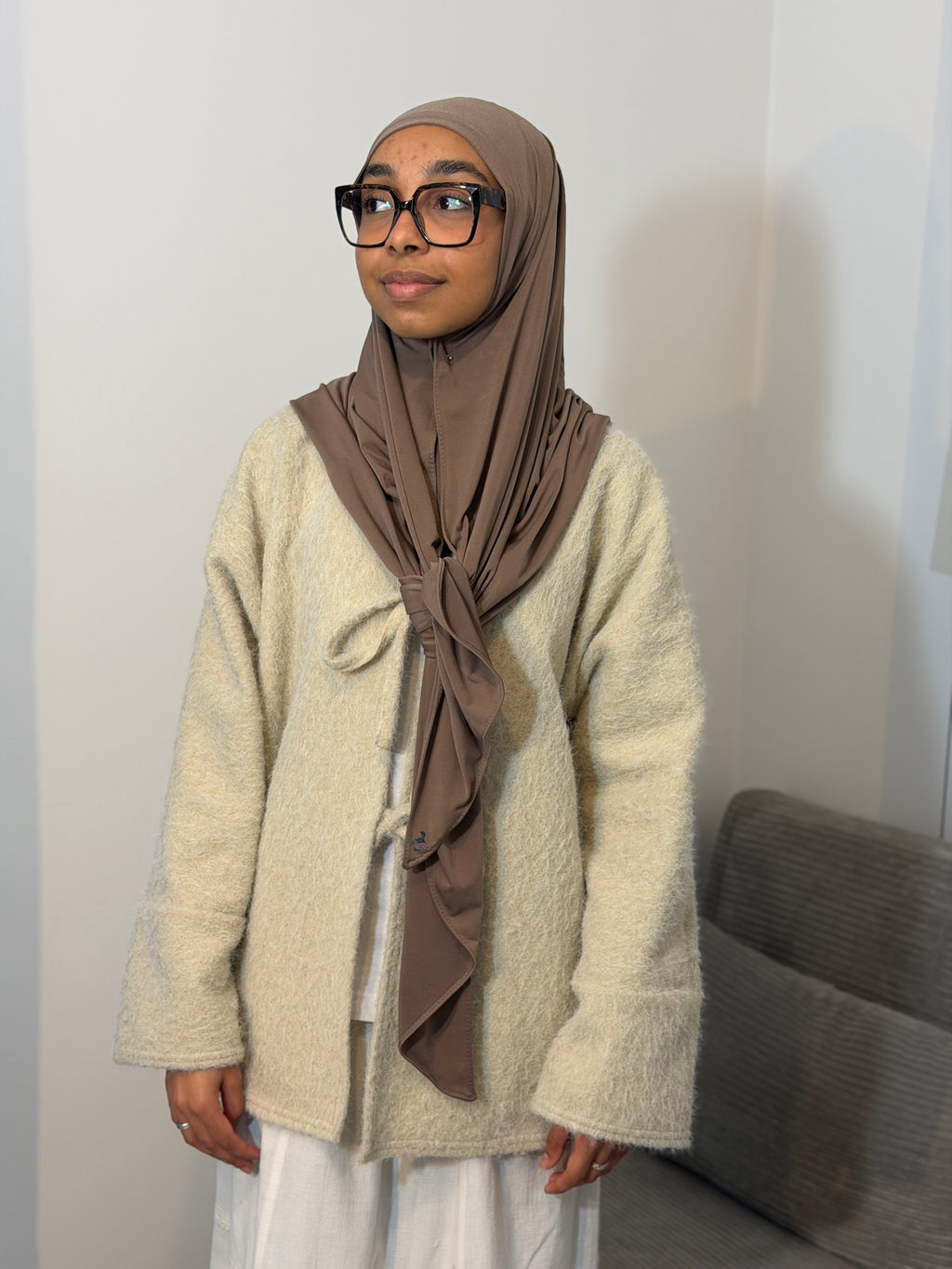 Hijab triangle taupe jersey premium nouer à l’avant Ronizz 