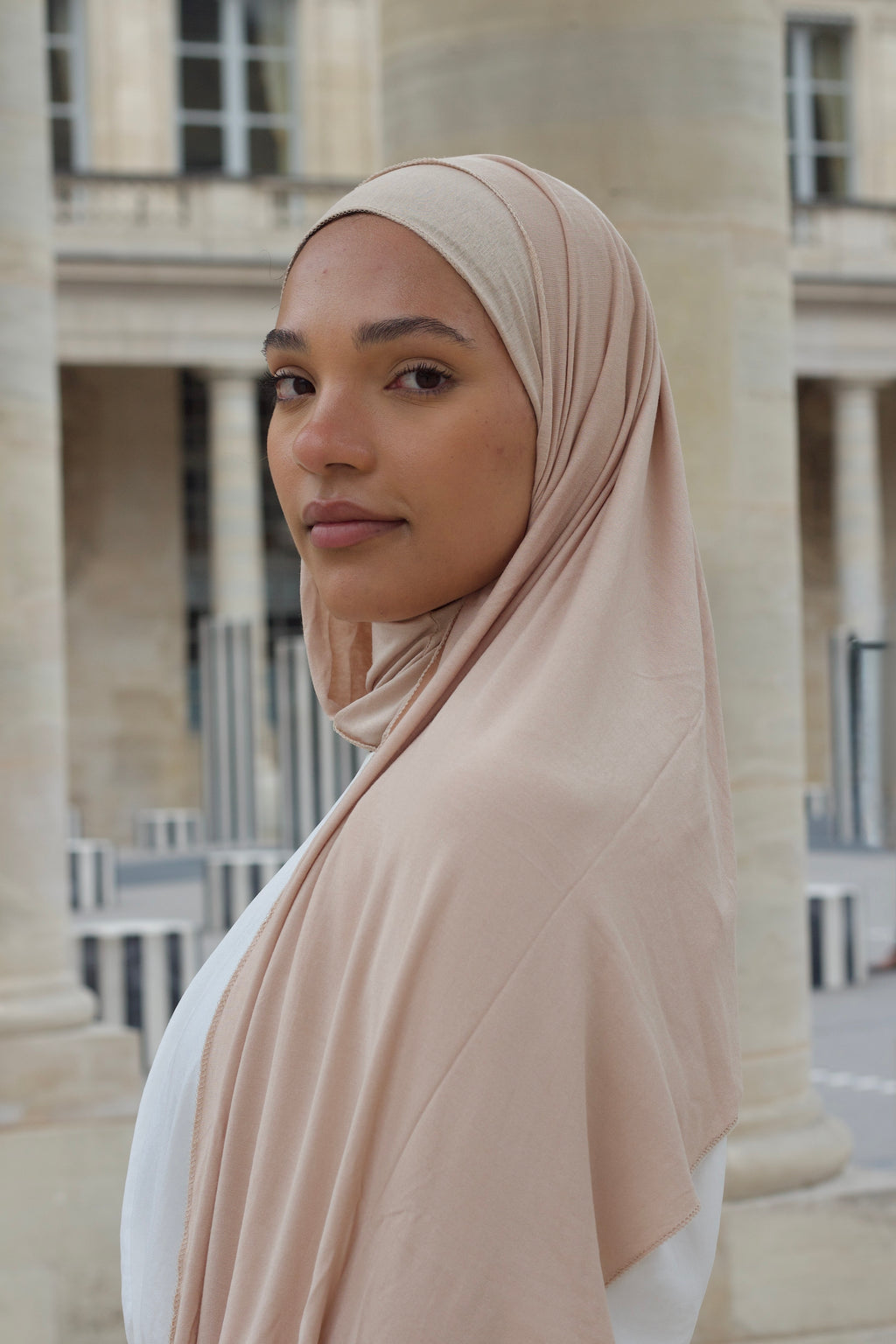 Hijab beige d’été en jersey, modèle HijabGo tubulaire made in France, sans bonnet ni épingles